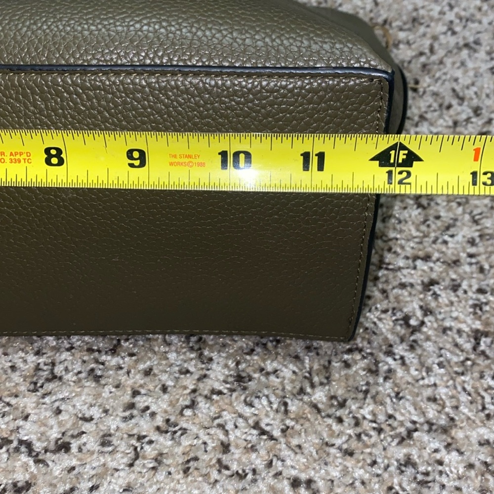 🐛Olive green spacious handbag with gold detailing! - Picture 9 of 12
